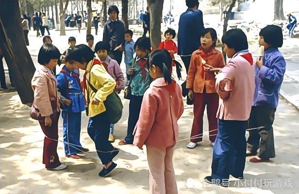 这是小学生们打乒乓球的照片,那个时候,只要一下课,同学们在这简陋