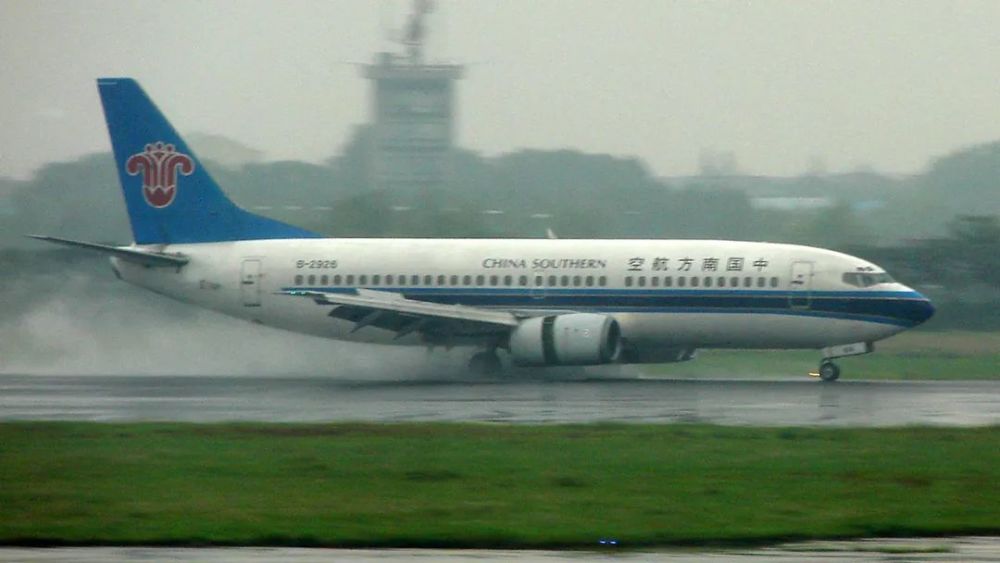 南航b-2926号飞机在雨中降落 摄影:拉上窗帘1997年5月8日,南航cz3456