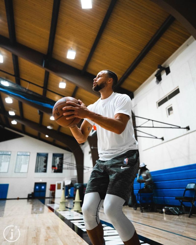 库里最新训练组照出炉:顶着防守强行出手 还苦练背身单打技巧