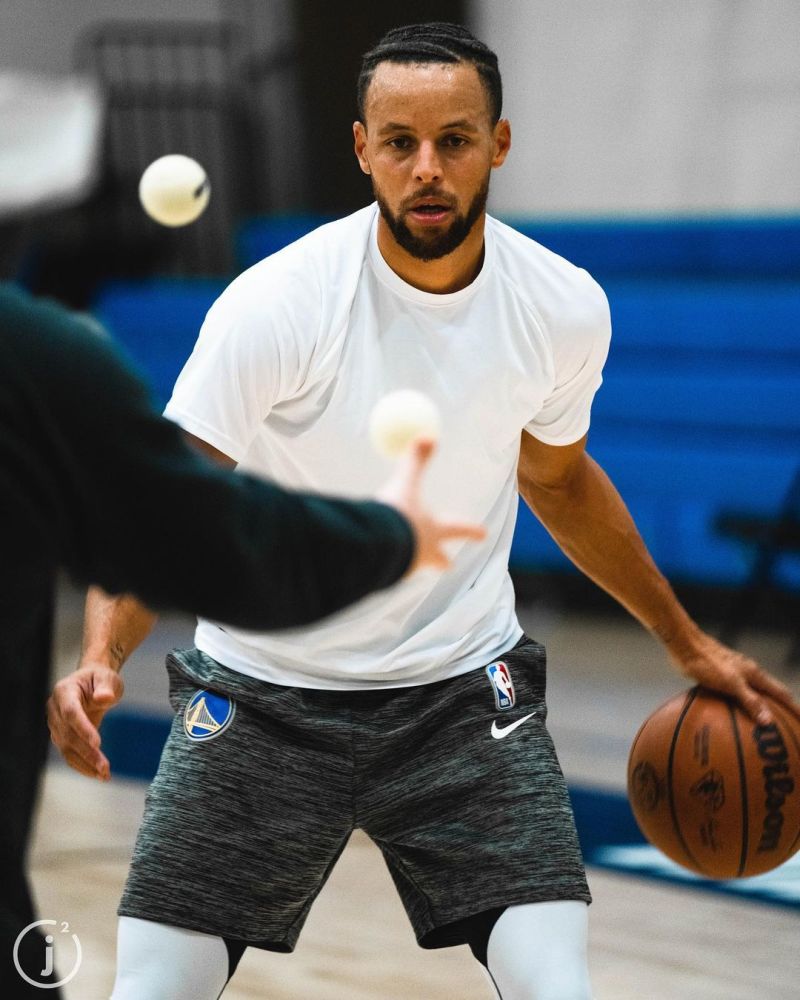 库里最新训练组照出炉:顶着防守强行出手 还苦练背身单打技巧_腾讯