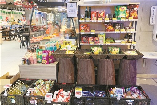 长沙一些超市和店铺设置了临期食品专区。湖南日报记者 黄婷婷 摄
