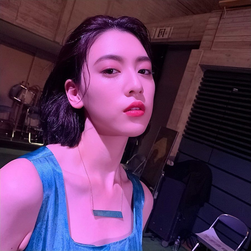 三吉彩花性感又优雅