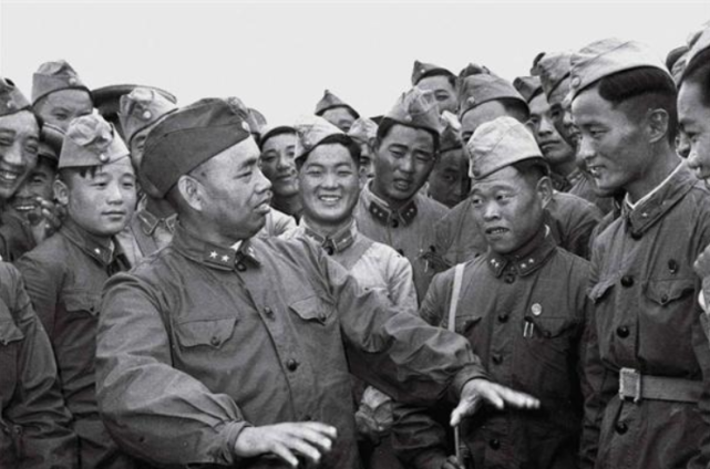 许世友有3个儿子 分别服役于空军 海军 陆军 小儿子成就最大 许世友 海军 许光 许援朝