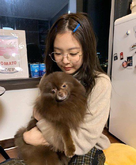 韩国女团录制综艺，成员jennie带妆抱百天熊猫宝宝引争议（组图） - 8