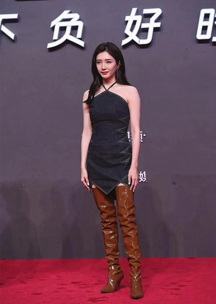 江疏影|江疏影下班图令人惊艳，网友搞笑编故事，为啥此前造型屡遭吐槽？