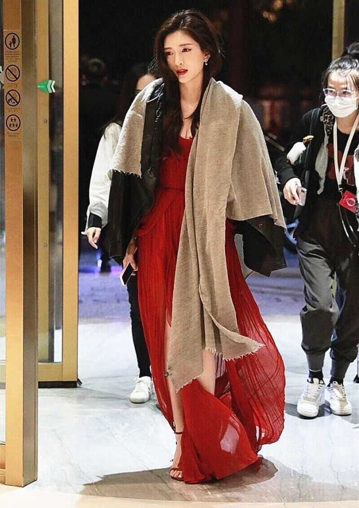 江疏影|江疏影下班图令人惊艳，网友搞笑编故事，为啥此前造型屡遭吐槽？