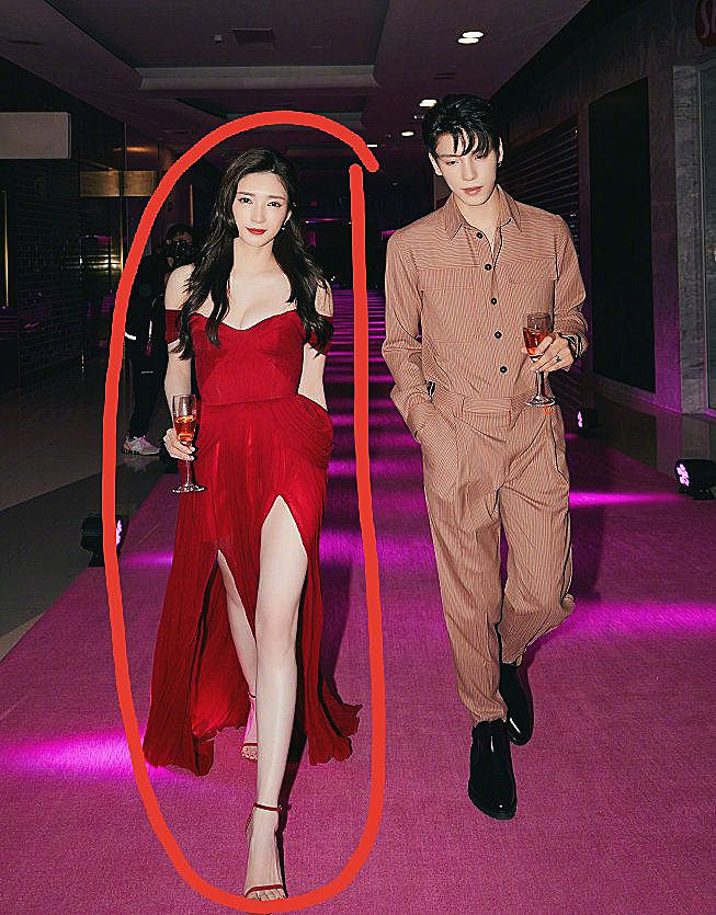 江疏影|江疏影下班图令人惊艳，网友搞笑编故事，为啥此前造型屡遭吐槽？