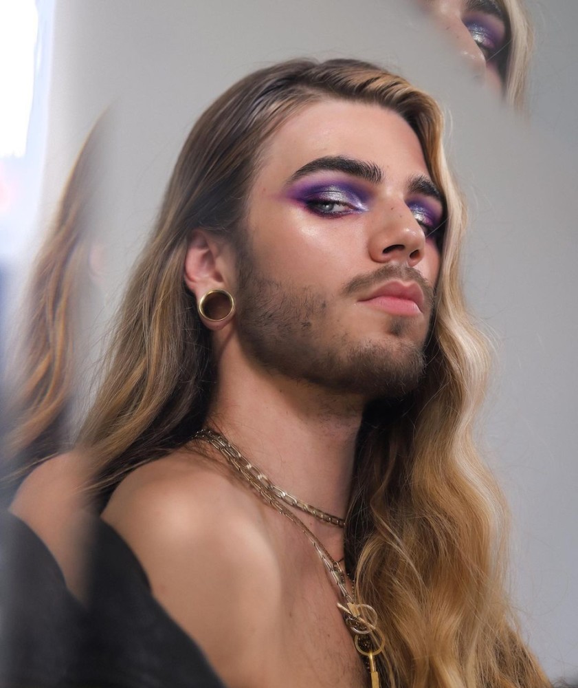 美的过分了男生化彩妆才是艺术