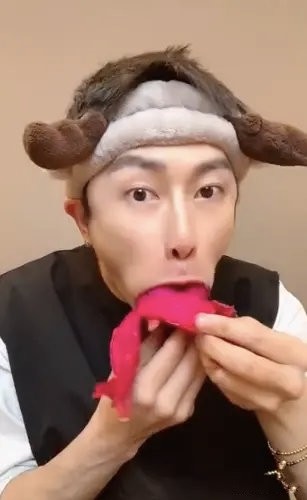 现实中的深渊巨口一口吞火龙果都算小意思更厉害的是她