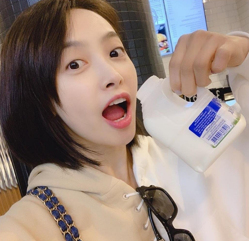 宋茜只顾着对镜自拍凹姿势,却忘了注意怀中小猪的动作,低头一看,网友