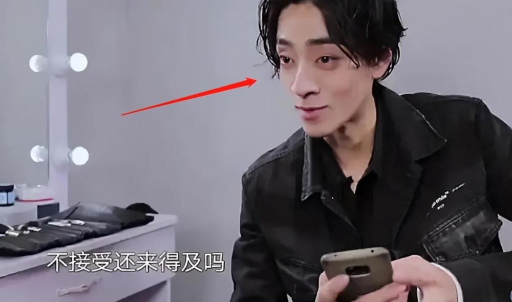 郑云龙瘦到脱相,鼻子大得突兀,撞脸"三星堆青铜人"被批丑