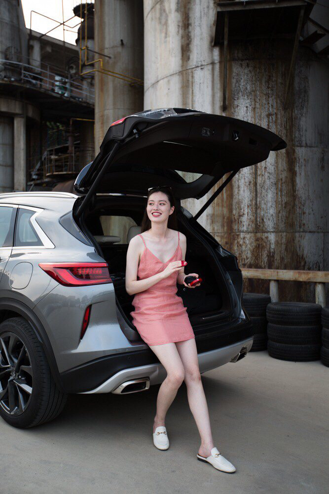 路边的大片,qx50与可爱女友