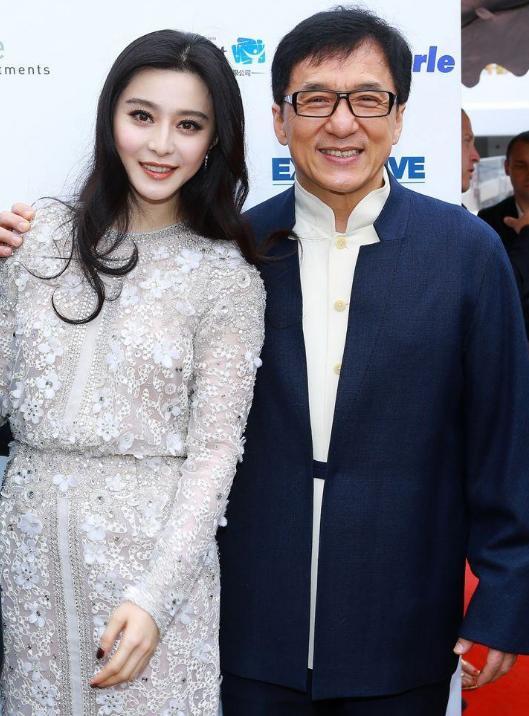 的当红的女明星们之间的合照也能够看得出来成龙大哥都是这样的姿势