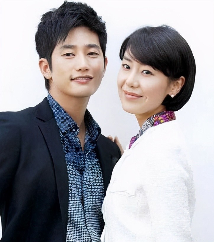而在2008年时,尹晶喜凭借出演《家门的荣光》这部电视剧,更是让她的