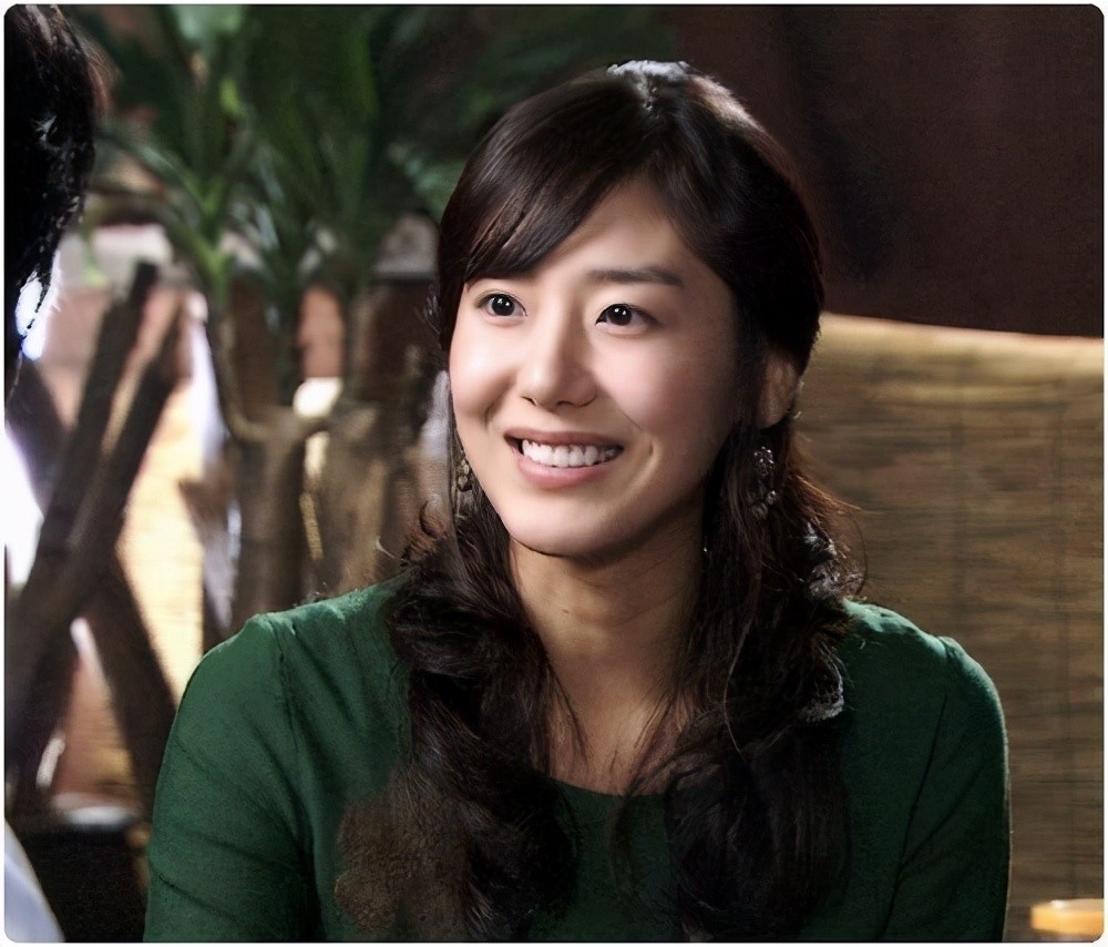 在当红时不再拍戏与丈夫选择结婚如今7年过去她的近况如何