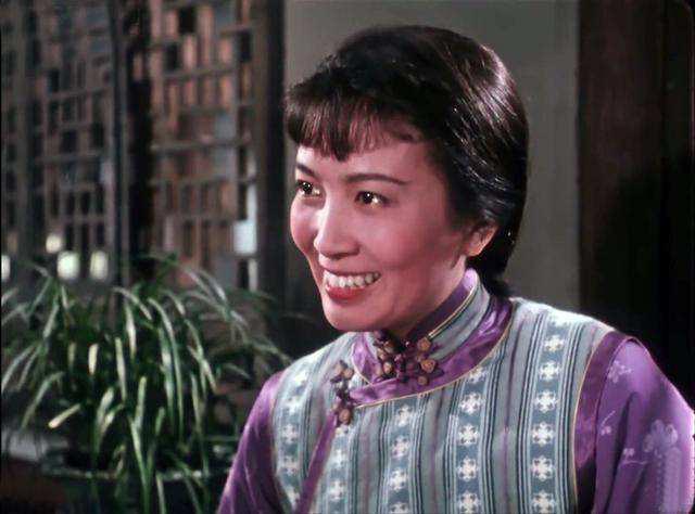 老戏骨谢芳罕露面,一身红色风衣气质出众,和丈夫神仙爱情惹人慕