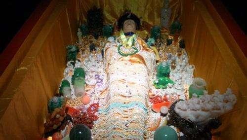 慈禧太后口里那颗8亿的夜明珠,下落已经查明,你知道在谁手里吗_腾讯