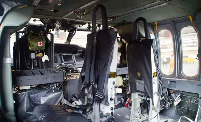 为什么美国特种兵就敢坐在直升机两侧,起飞后不怕掉下来吗?