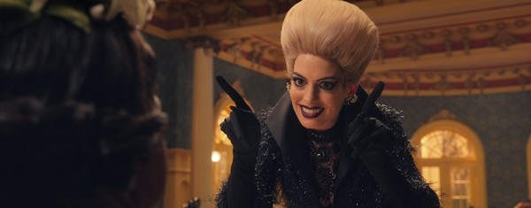 撕下甜美面具安海瑟薇龇牙咧嘴大笑曝可怕真面目