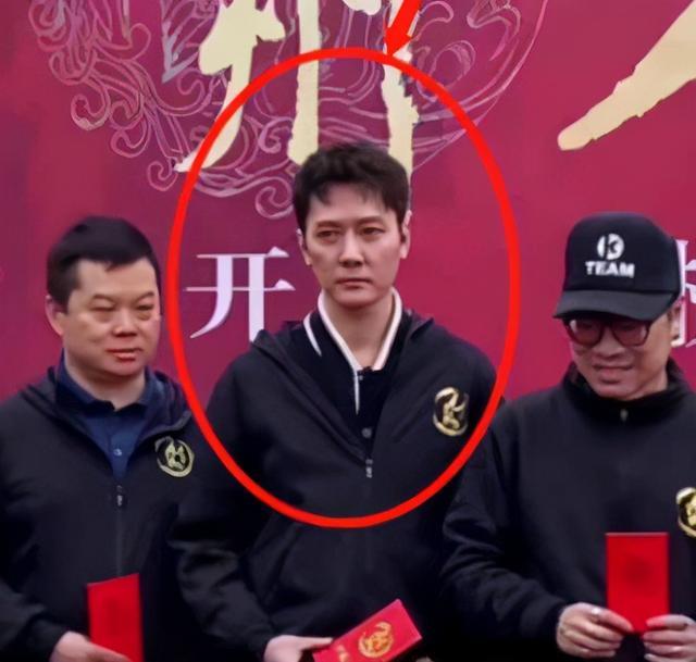 冯绍峰暴瘦一圈满脸憔悴遮不住法令纹穿牛仔裤腿比女演员都细