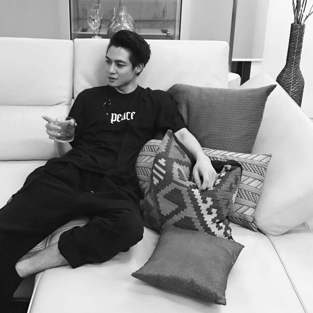 就是比她小5岁,家里在新加坡做棕榈油生意的高富帅elroy(孟佳前男友)