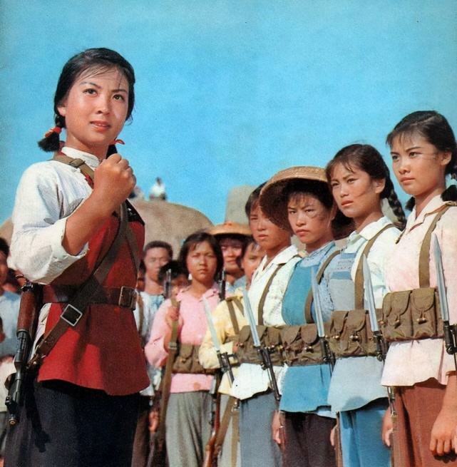 孟良崮战役部队五桥渡河32名妇女用身体架人桥其中还有孕妇