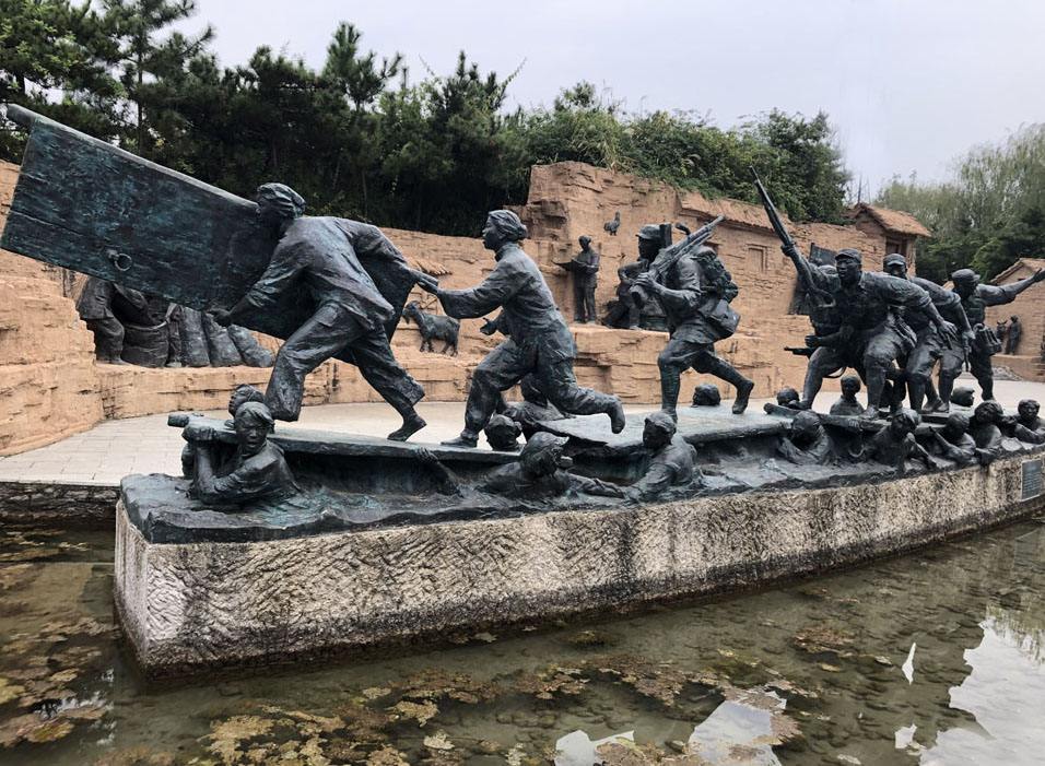 孟良崮战役部队五桥渡河32名妇女用身体架人桥其中还有孕妇