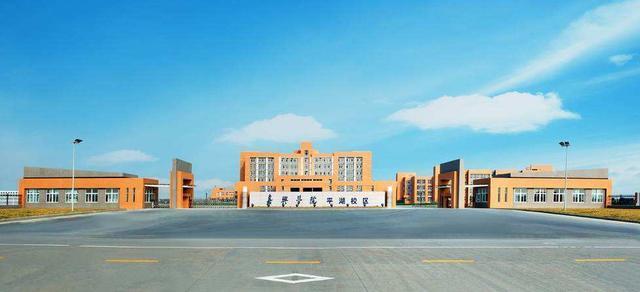 其前身平湖师范学校有着97年的办学历史,积淀了深厚的文化底蕴和丰富