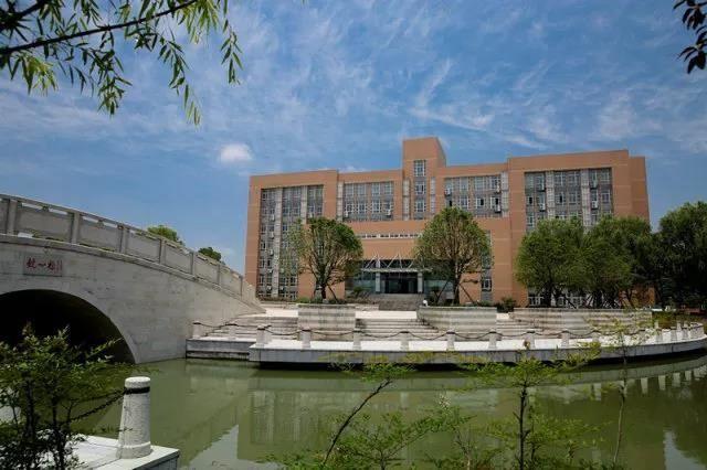 嘉兴学院平湖校区是嘉兴学院以合并原浙江省平湖师范学校为基础,于