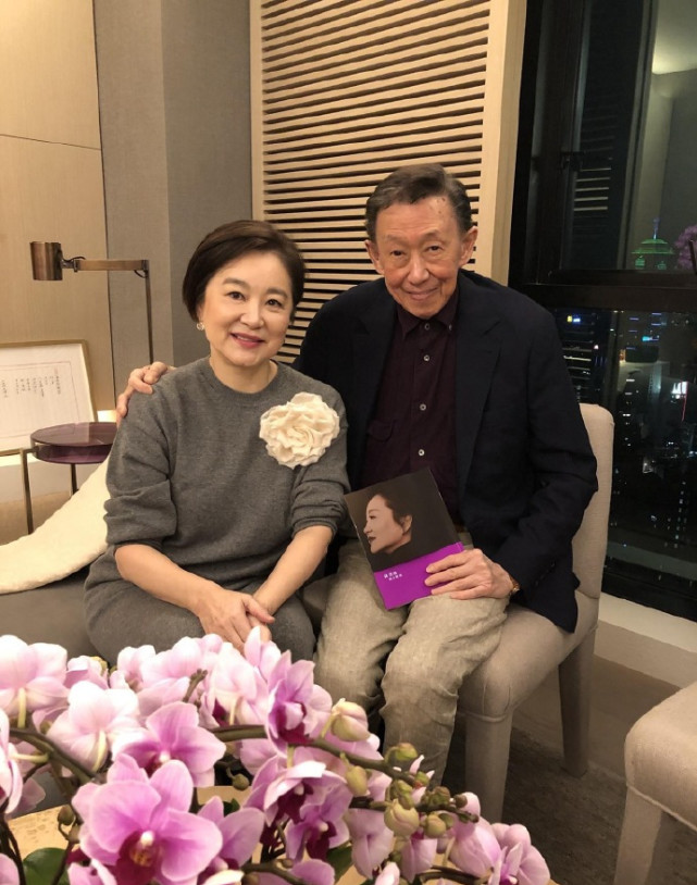 林青霞旧爱秦汉近况曝光,闲在家中给小孙女做牛肉面,与儿媳相处融洽