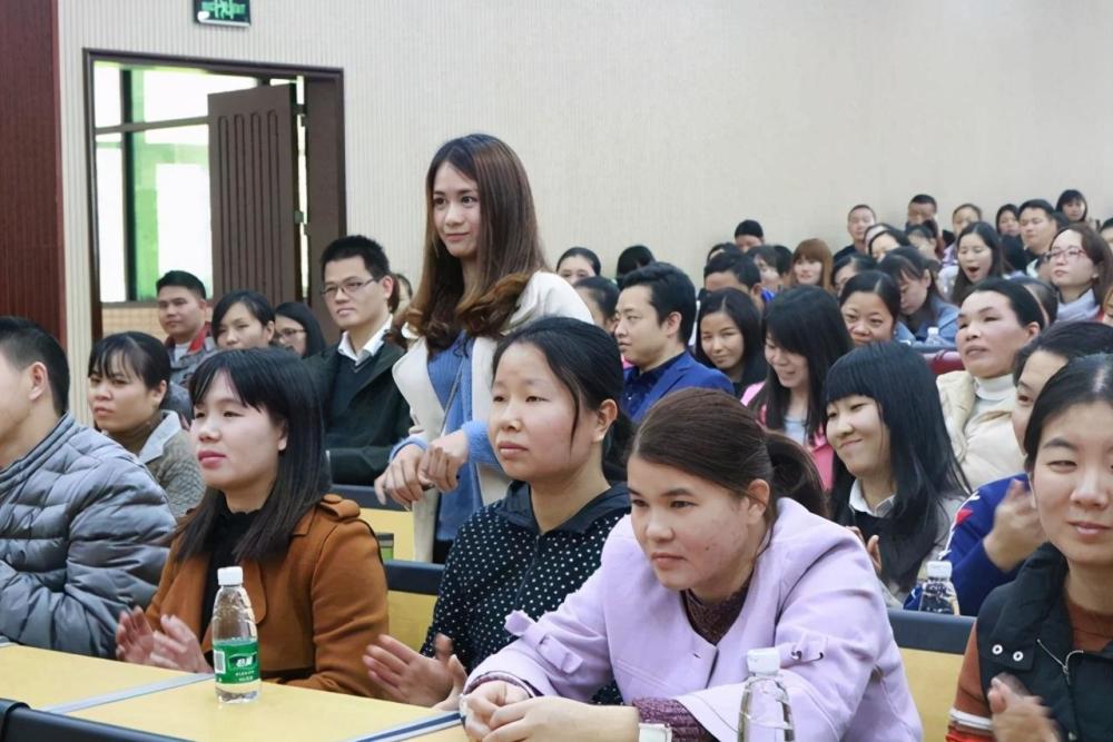 给孩子开家长会时,父母的三种打扮会让孩子抬不起头,别不当回事