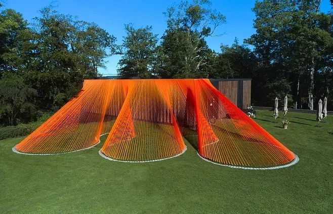 (mé)tissages是一个编织的景观,邀请游客通过弹性元素层进入由各种