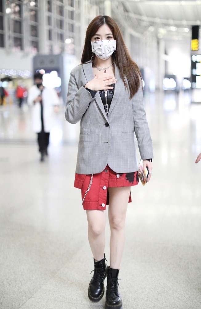张含韵格纹西装内搭机车抹胸衣不对称短裙搭马丁靴活力少女