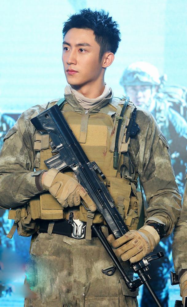 肖战凭新剧反击帅气军装照再上热搜