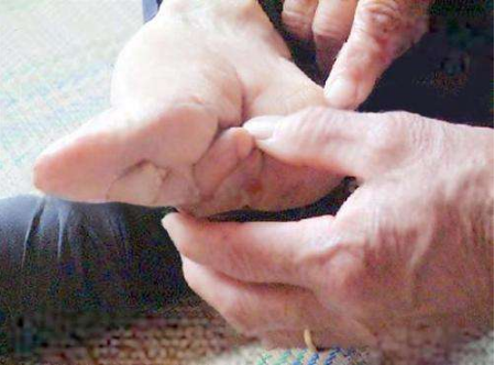 寸金莲"嫁入豪门,洗脚时疼痛流泪,丈夫却异常喜欢|小脚|三寸金莲|缠足