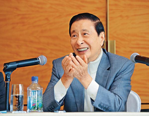 而李嘉诚的第一家塑料厂就是他舅舅给资助的,后来李嘉诚又娶了庄静庵