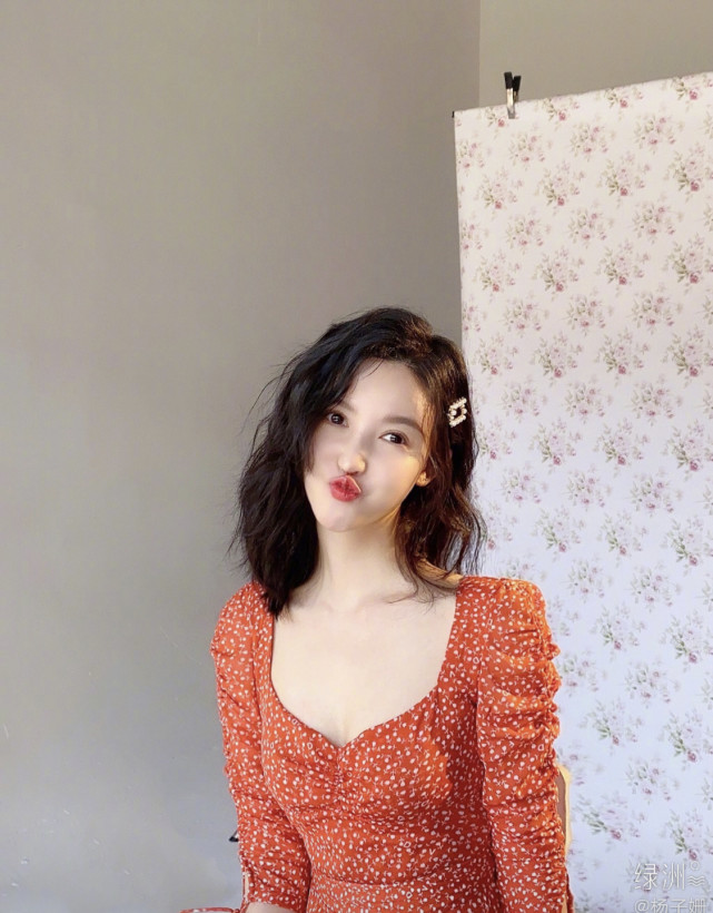 被杨子姗美到了一身碎花裙太清新这状态说18岁也有人信