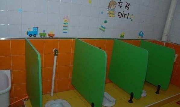 幼儿园实行"男女同厕",园长:孩子还小,一起上也没啥大问题!