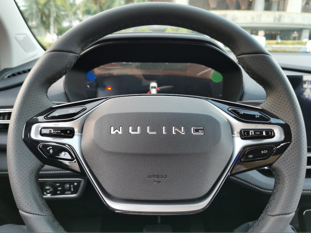 方向盘上没有镶嵌银标五菱的图形logo,而是用带有立体感的wuling拼音