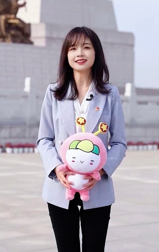 了解一下央视最美女记者王冰冰