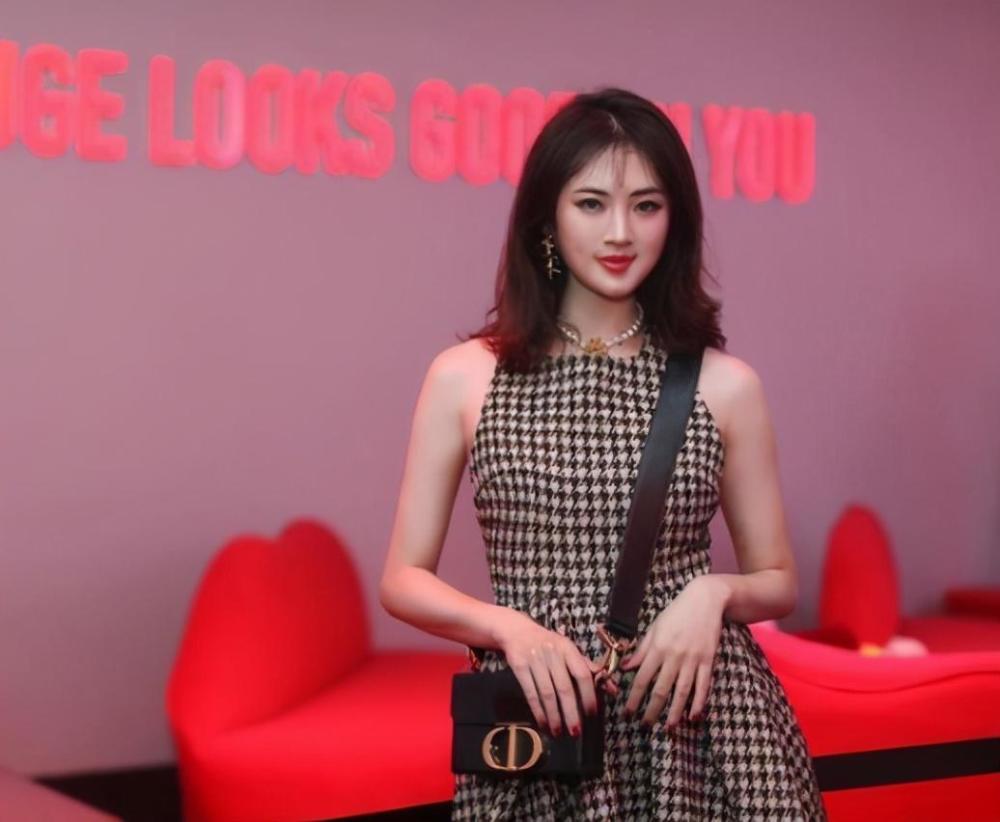 华为小公主姚安娜太敢穿,前面优雅又大气,看到后背是心动啊