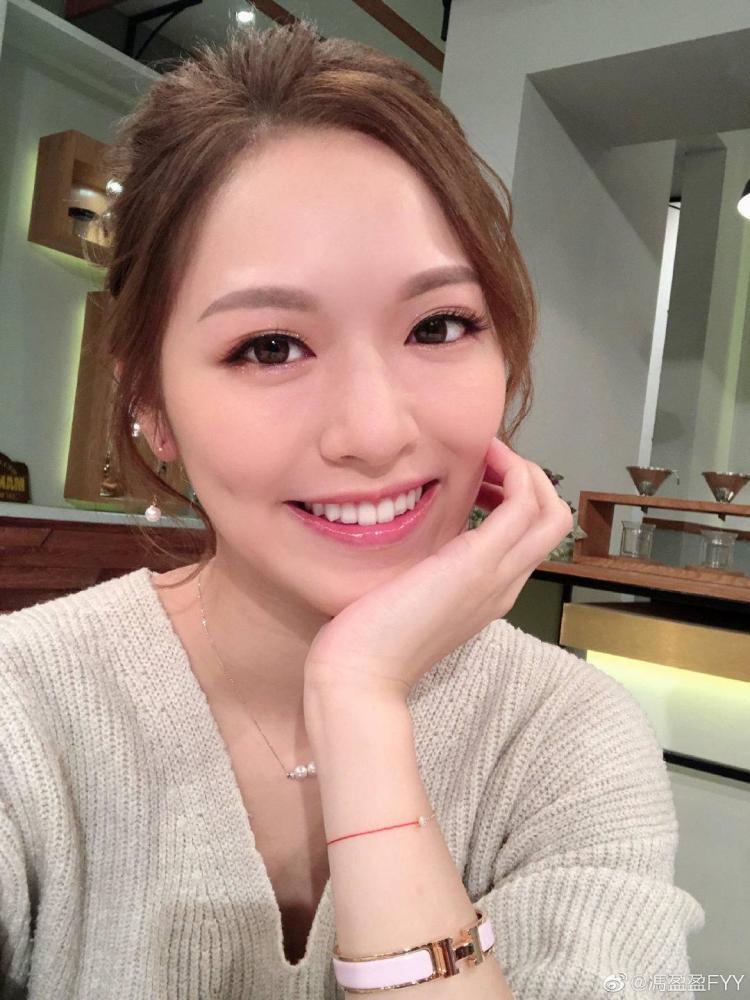 tvb小花冯盈盈与母现身商场为新居添置家具孝顺女主动买单