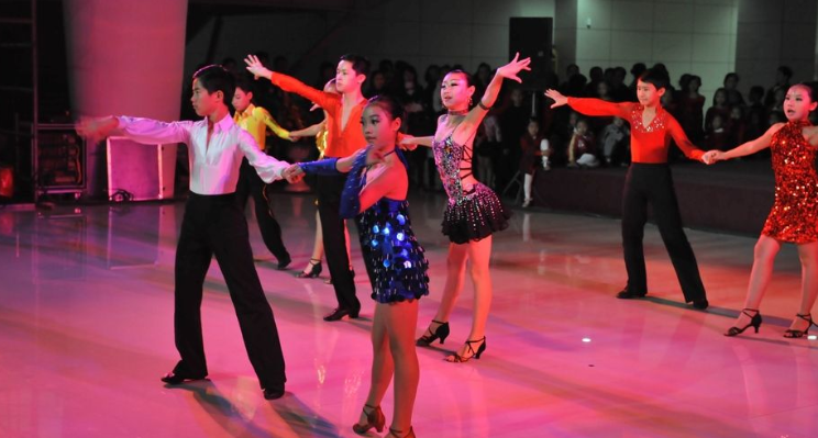 奶凶萌娃跳拉丁舞走红气场全开网友这是个行走的表情包