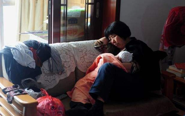 40岁奶奶带孙子到处"炫耀",半年后泣不成声:早抱孙子不是好事_腾讯