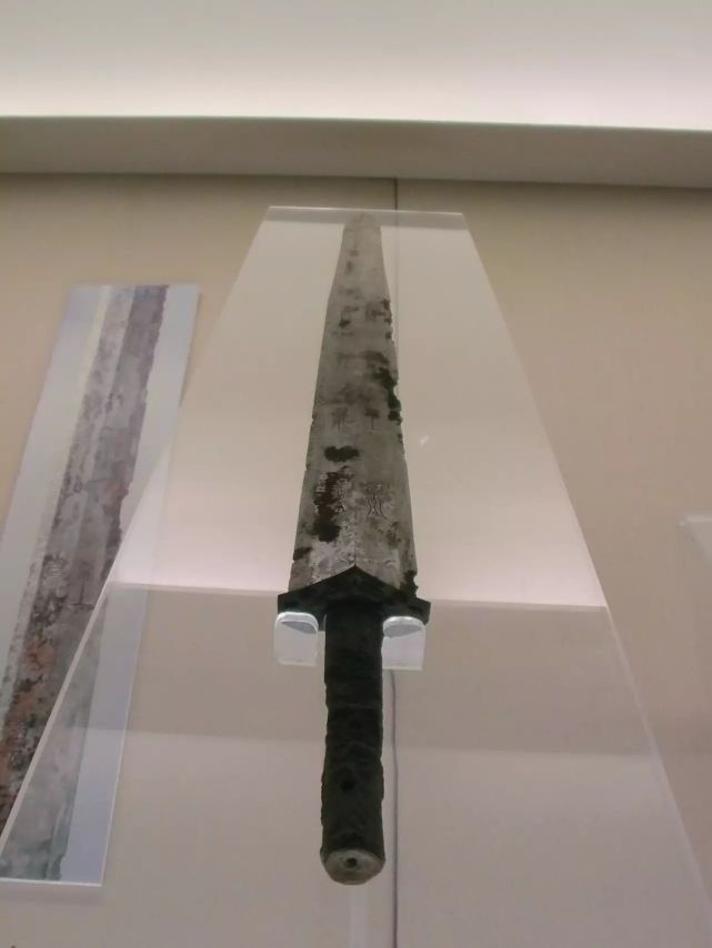 国宝吴王阖闾剑刚出土时寒芒逼人,遭村民哄抢折断成六段,实在太可惜了