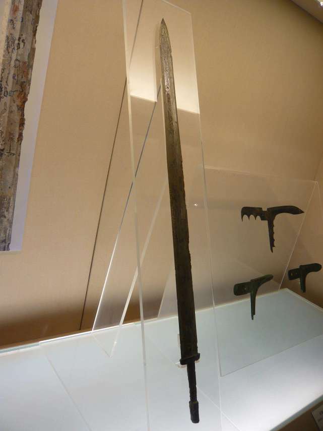 国宝吴王阖闾剑刚出土时寒芒逼人遭村民哄抢折断成六段实在太可惜了