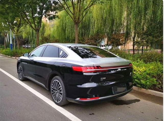 男子改造比亚迪汉,双色车身太帅,不输百万特斯拉_腾讯新闻