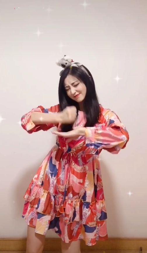 沈眉庄素颜太有少女感跳螃蟹舞表情包萌翻哪像4岁娃的妈