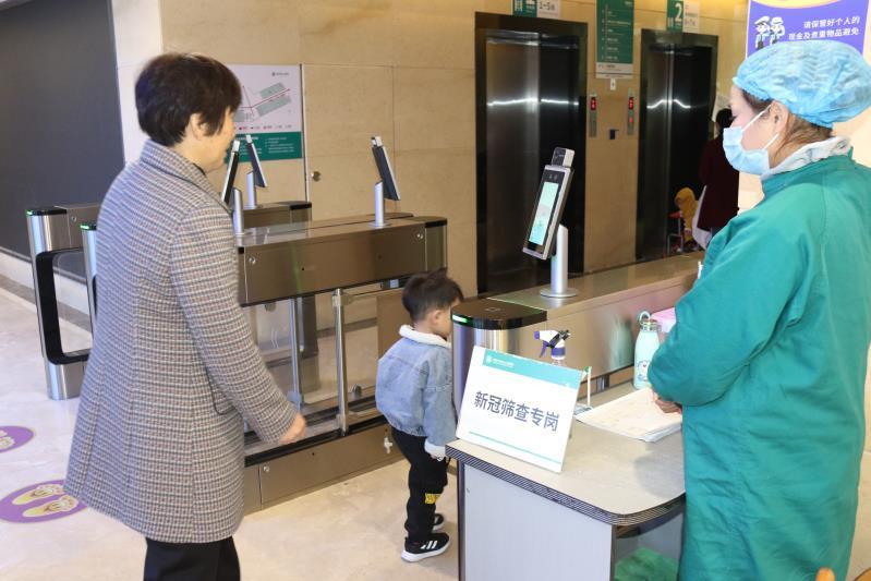 人脸识别,智能测温,防护监测——成都五医院智能门禁系统启用