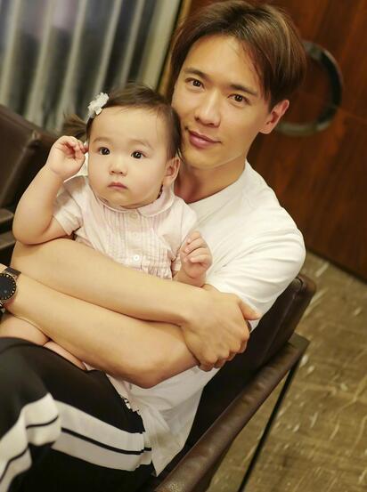 董璇|高云翔带女儿现身董璇亲子餐厅，剃寸头似老了十岁，被顾客误认是餐厅经理